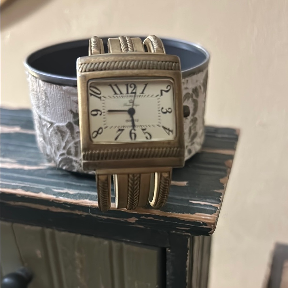 Vintage Gold-Tone Watch with Intricate Band